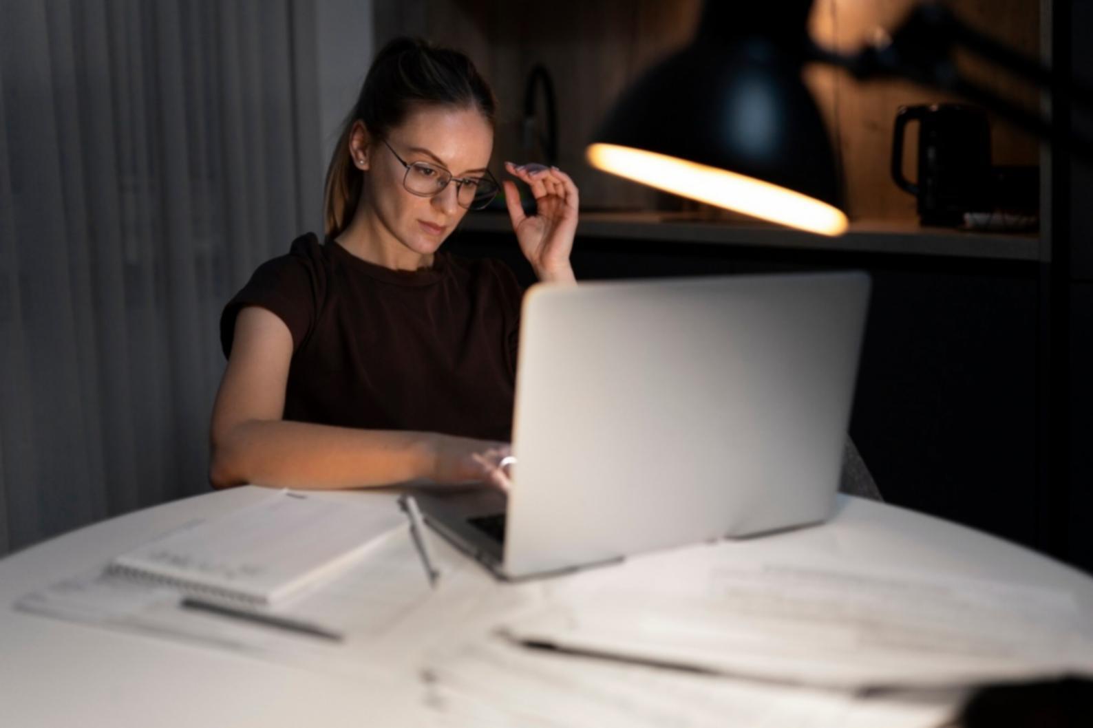 Persona impegnata in riflessione personale durante un percorso di crescita