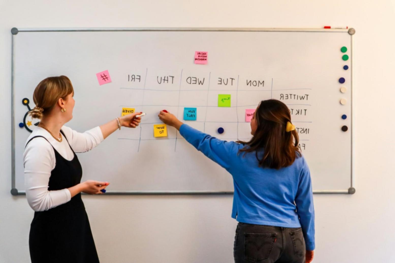 Persona che riflette in un ambiente naturale simboleggiando il percorso verso l'autostima